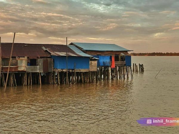 RUMAH DI PESISIR SUNGAI