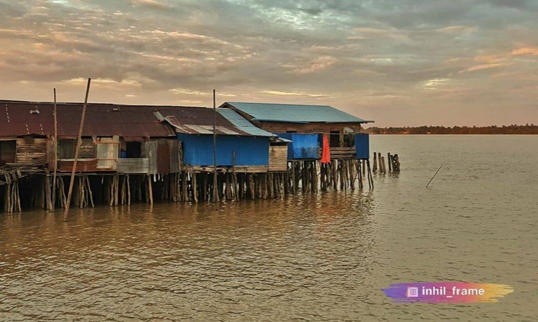 RUMAH DI PESISIR SUNGAI