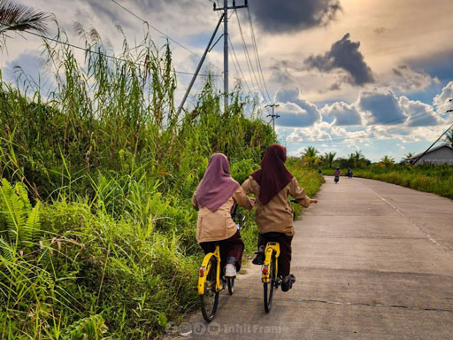 SEPEDA KUNING DAN LANGIT YANG SAMA SEPEDA KUNING DAN LANGIT YANG SAMA