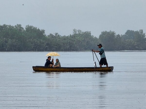 PAYUNG KUNING DI SUNGAI LAHANG PAYUNG KUNING DI SUNGAI LAHANG